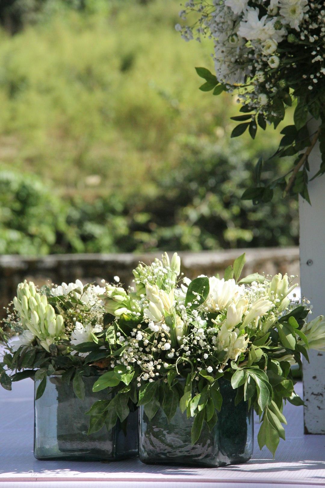 Wedding table bud vase arrangement